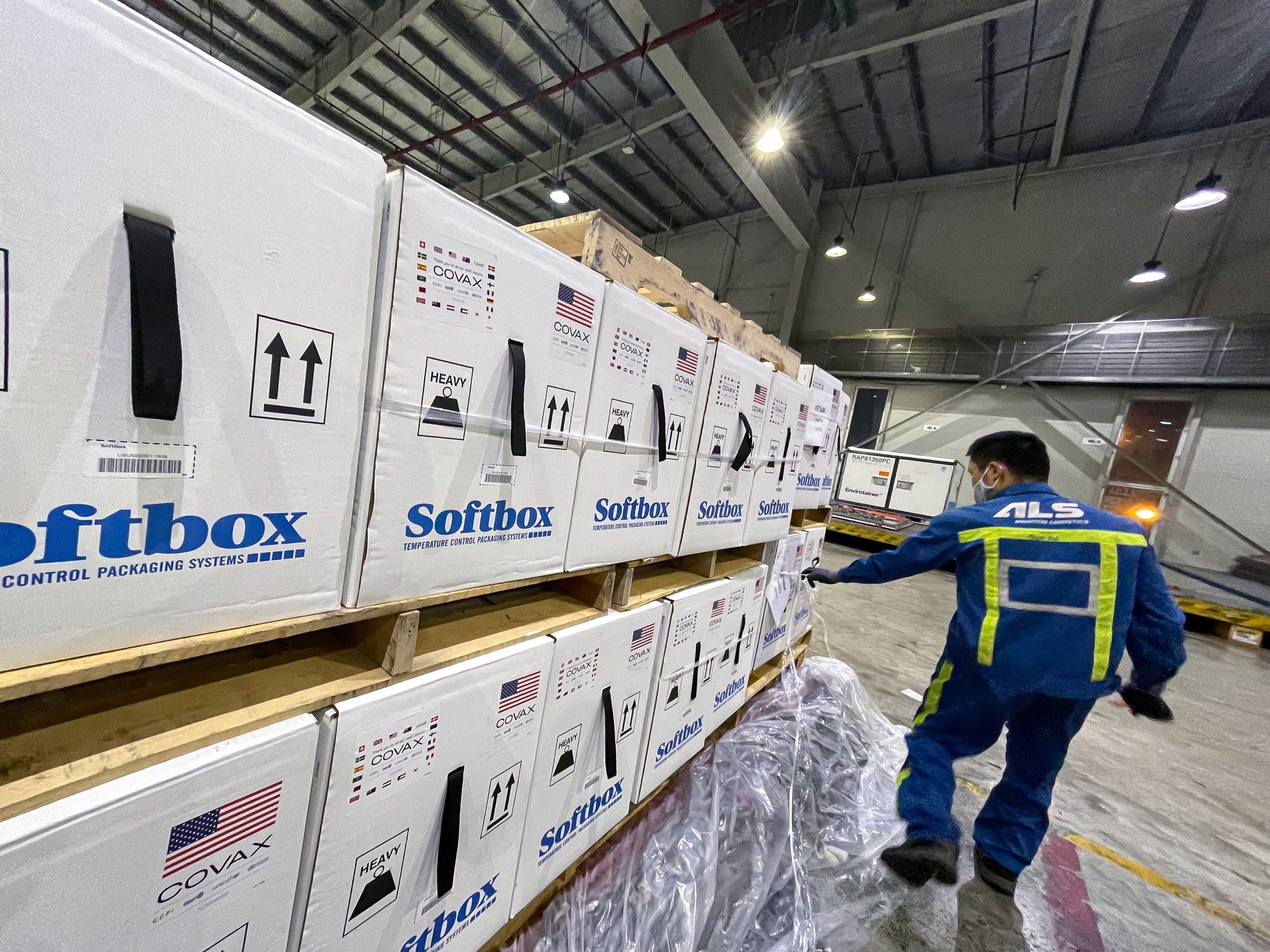 Hon 4 trieu lieu vaccine Pfizer cua My ve den Viet Nam hinh anh