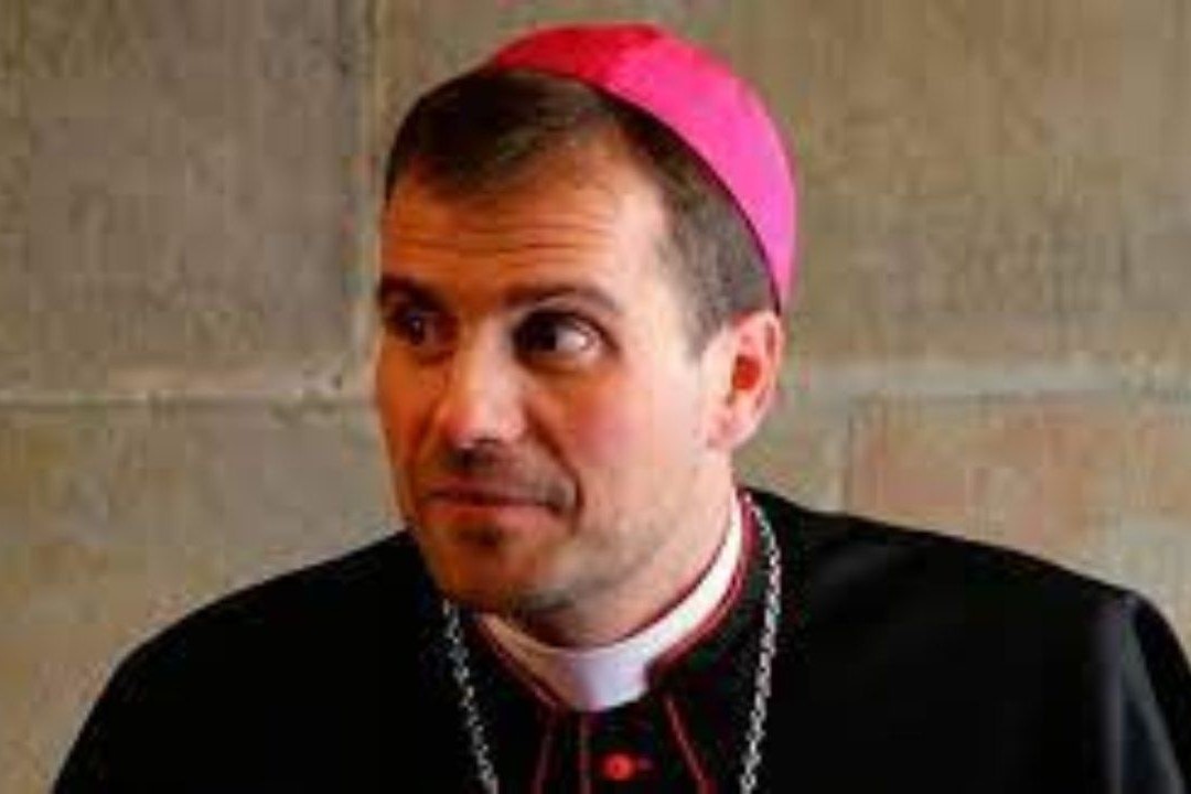 Giam muc Tay Ban Nha bi trung phat vi cuoi tac gia sach nguoi lon hinh anh