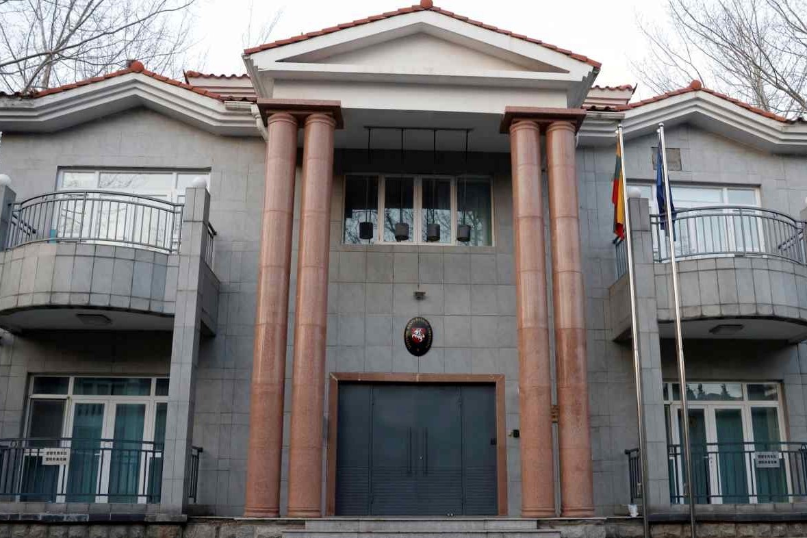 Lithuania dot ngot rut nhan vien ngoai giao khoi Trung Quoc hinh anh