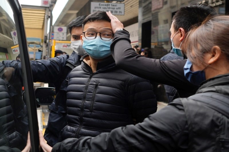 Lien tiep hai to bao Hong Kong dong cua sau vu dot kich cua canh sat hinh anh