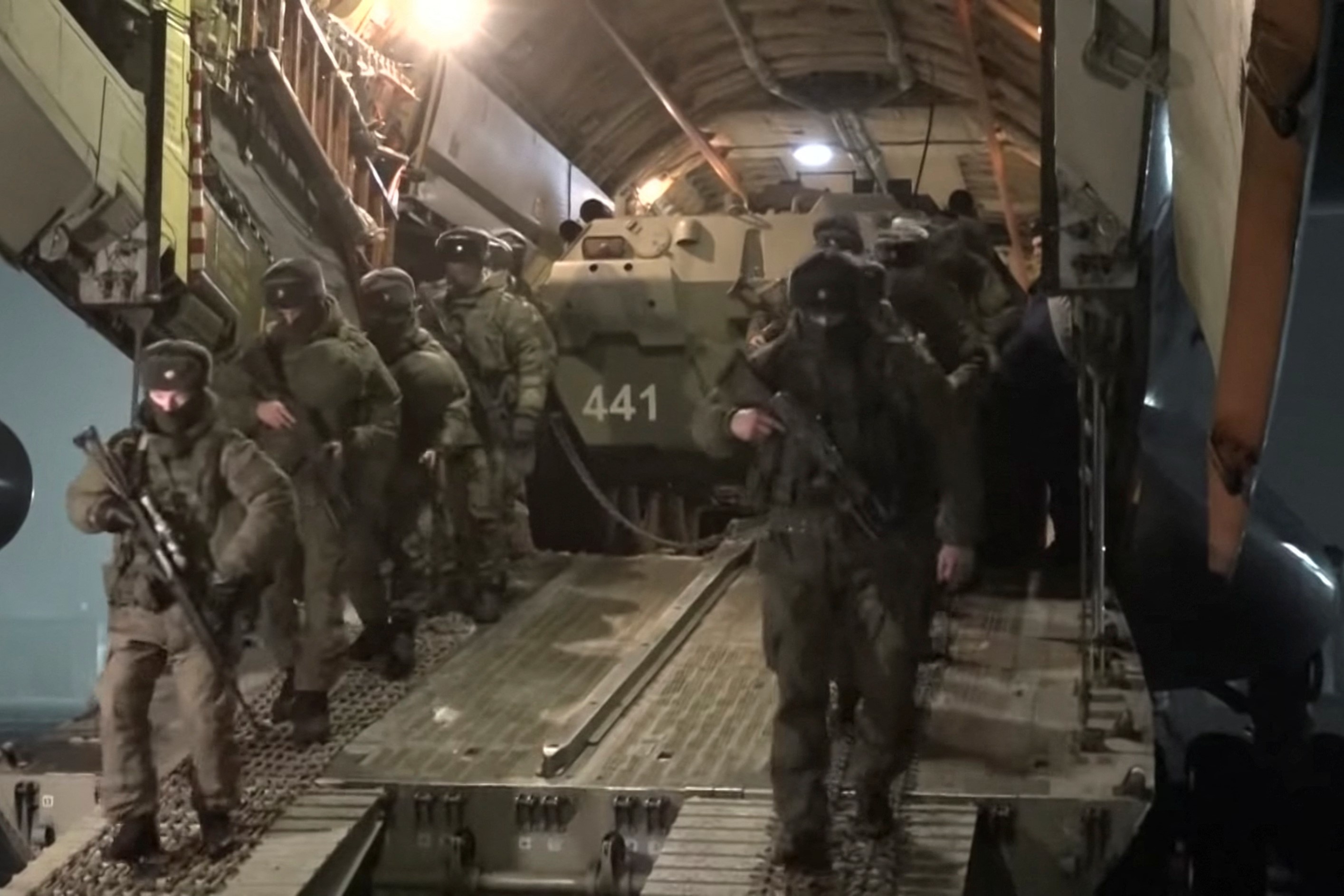 Cuoc khong van ram ro dua linh du Nga toi Kazakhstan hinh anh