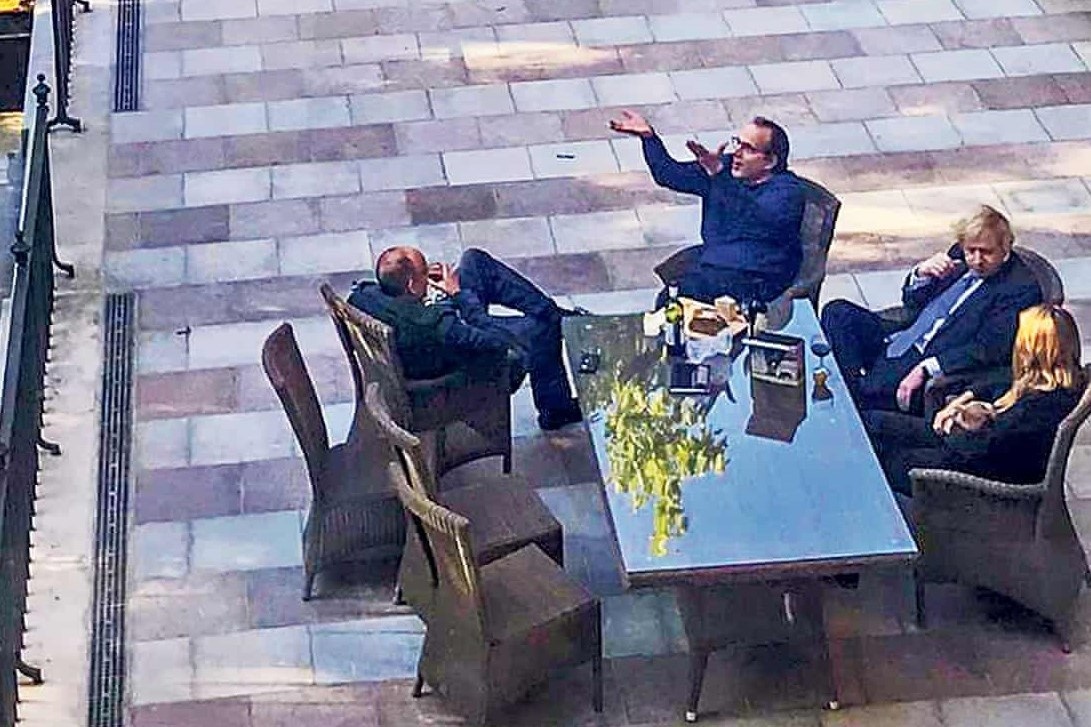 Thu tuong Johnson xin loi vi bua tiec giua luc ca nuoc phong toa hinh anh