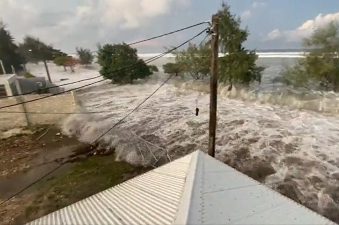 Dan Tonga chay tron song than hinh anh