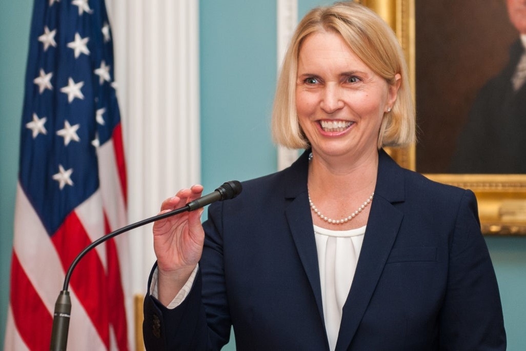 Ong Biden dat mot phu nu vao ghe nong hinh anh