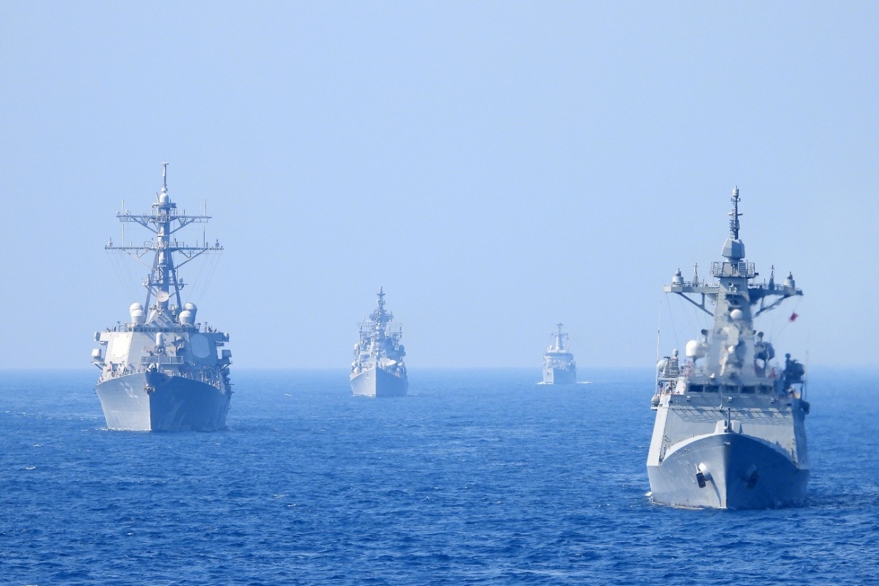 Tau chien Viet Nam tap luyen, dien tap cung hai quan cac nuoc hinh anh