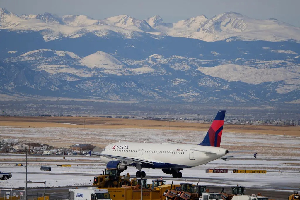 May bay My ha canh khan cap vi kinh chan gio buong lai bi nut hinh anh