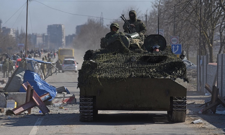 Nga noi hon 1.000 linh Ukraine dau hang o Mariupol hinh anh