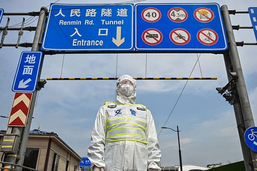 Quan chuc y te Thuong Hai nga benh do ap luc chong dich hinh anh