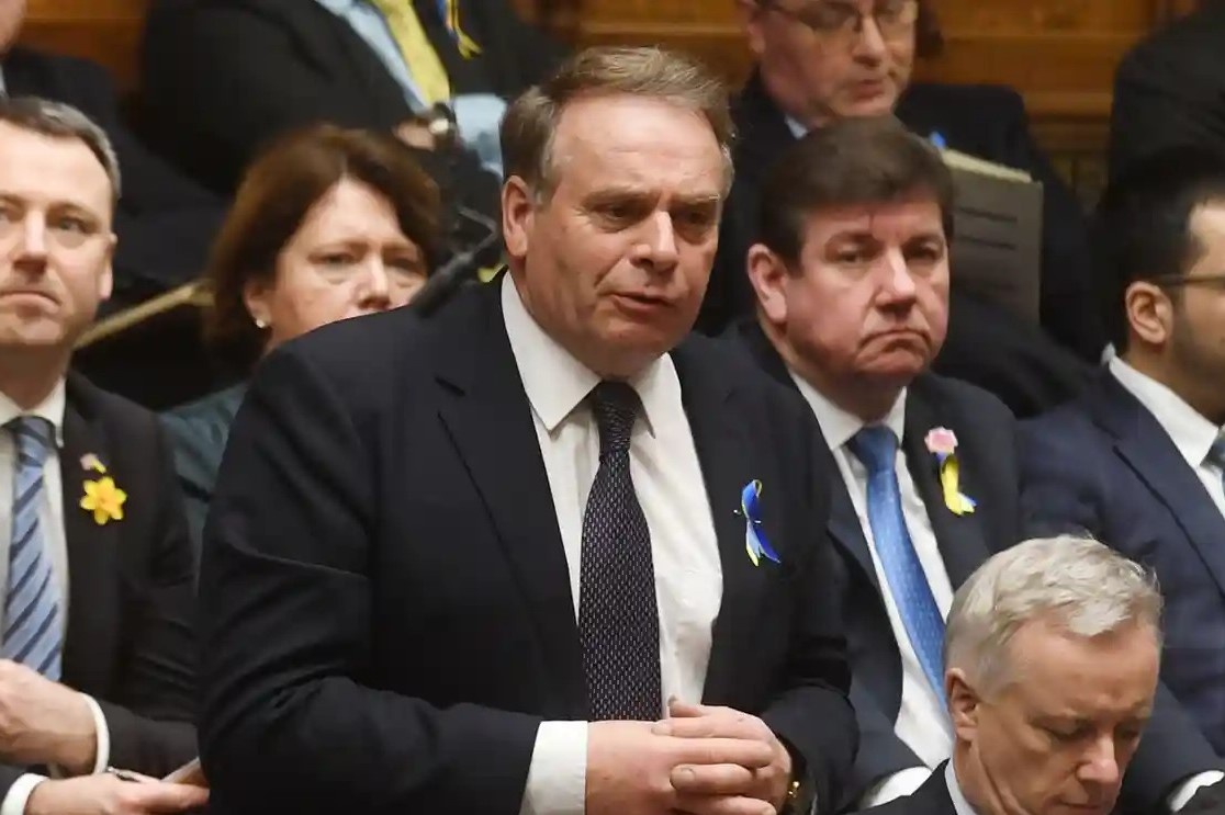 Nghi si Anh bi dinh chi vi xem phim nguoi lon tai Quoc hoi hinh anh