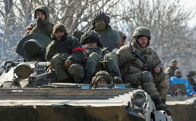 Anh: Nga sap nhap cac don vi tung rut khoi mien Bac Ukraine hinh anh