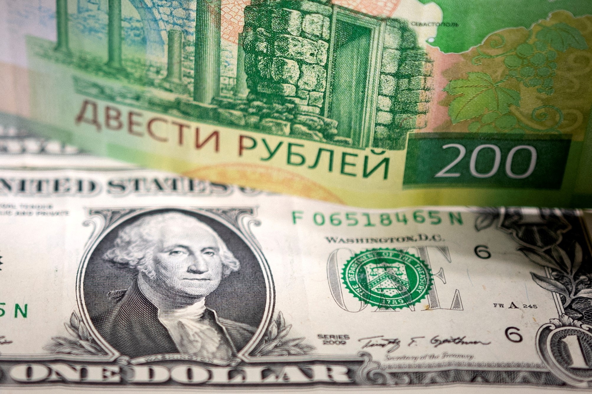 Gia dong ruble Nga tang len muc ky luc tu thang 3/2020 hinh anh