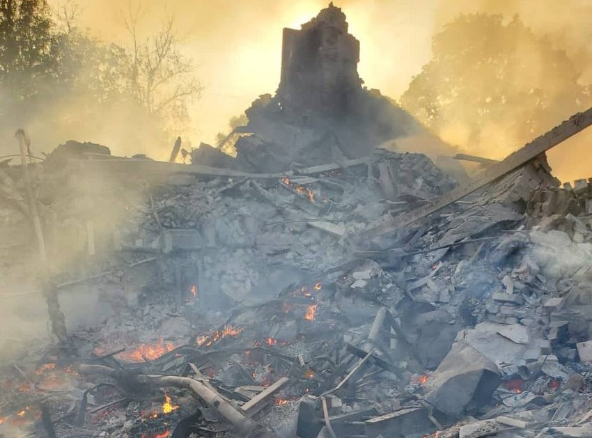 Quan chuc Ukraine: Truong hoc bi nem bom, 60 nguoi co the da chet hinh anh