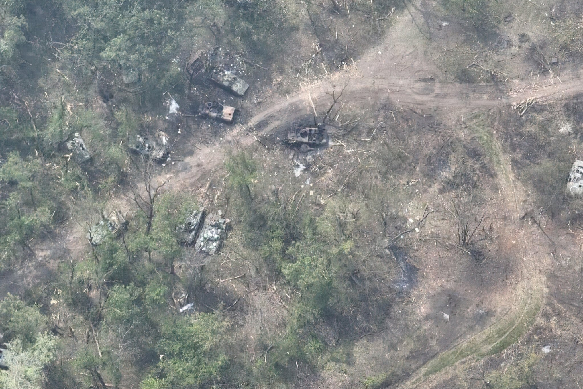 Ukraine cong bo video pha huy xe quan su Nga tim cach vuot song hinh anh