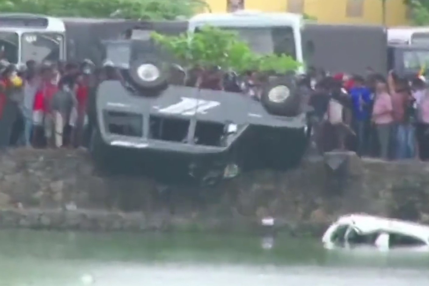 Nguoi bieu tinh day oto cua cuu bo truong Sri Lanka xuong song hinh anh