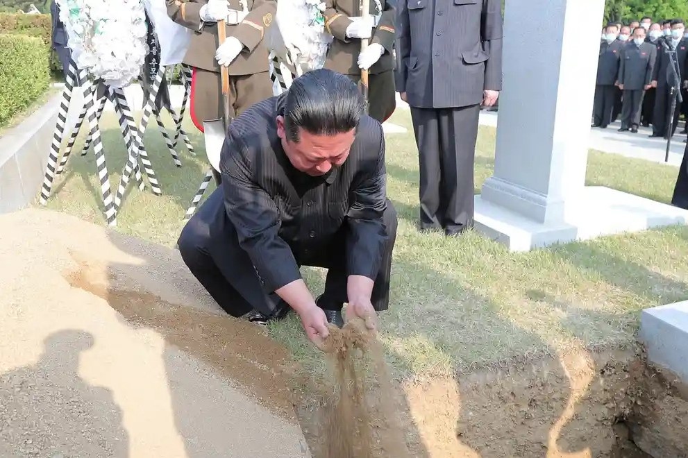 Hinh anh hiem thay cua ong Kim Jong Un trong le tang Nguyen soai Hyon hinh anh