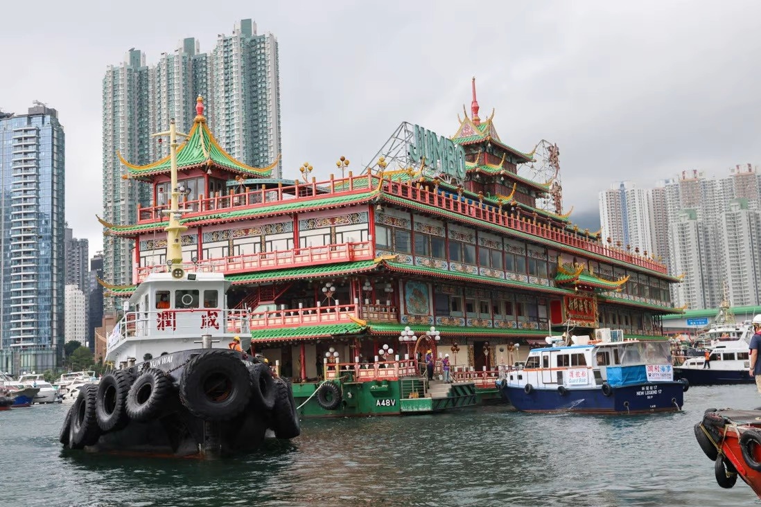 Nha hang noi huyen thoai cua Hong Kong bi keo khoi cang hinh anh