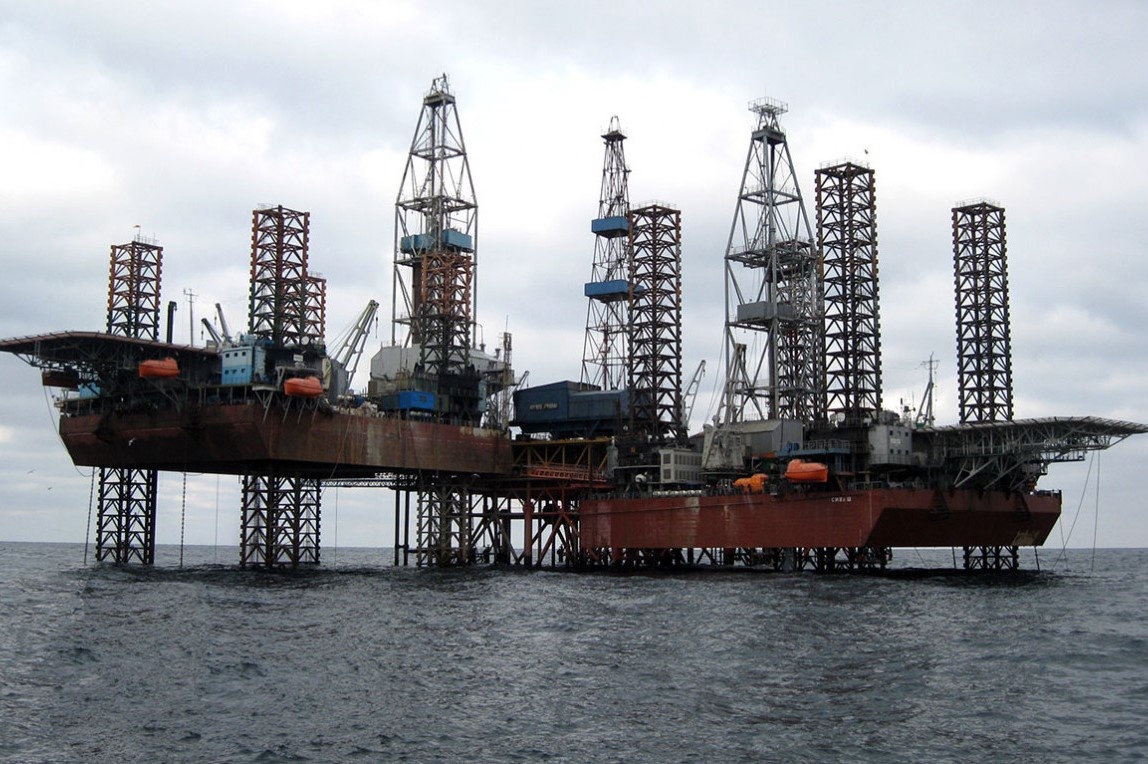 Gian khoan dau o Crimea bi tan cong hinh anh