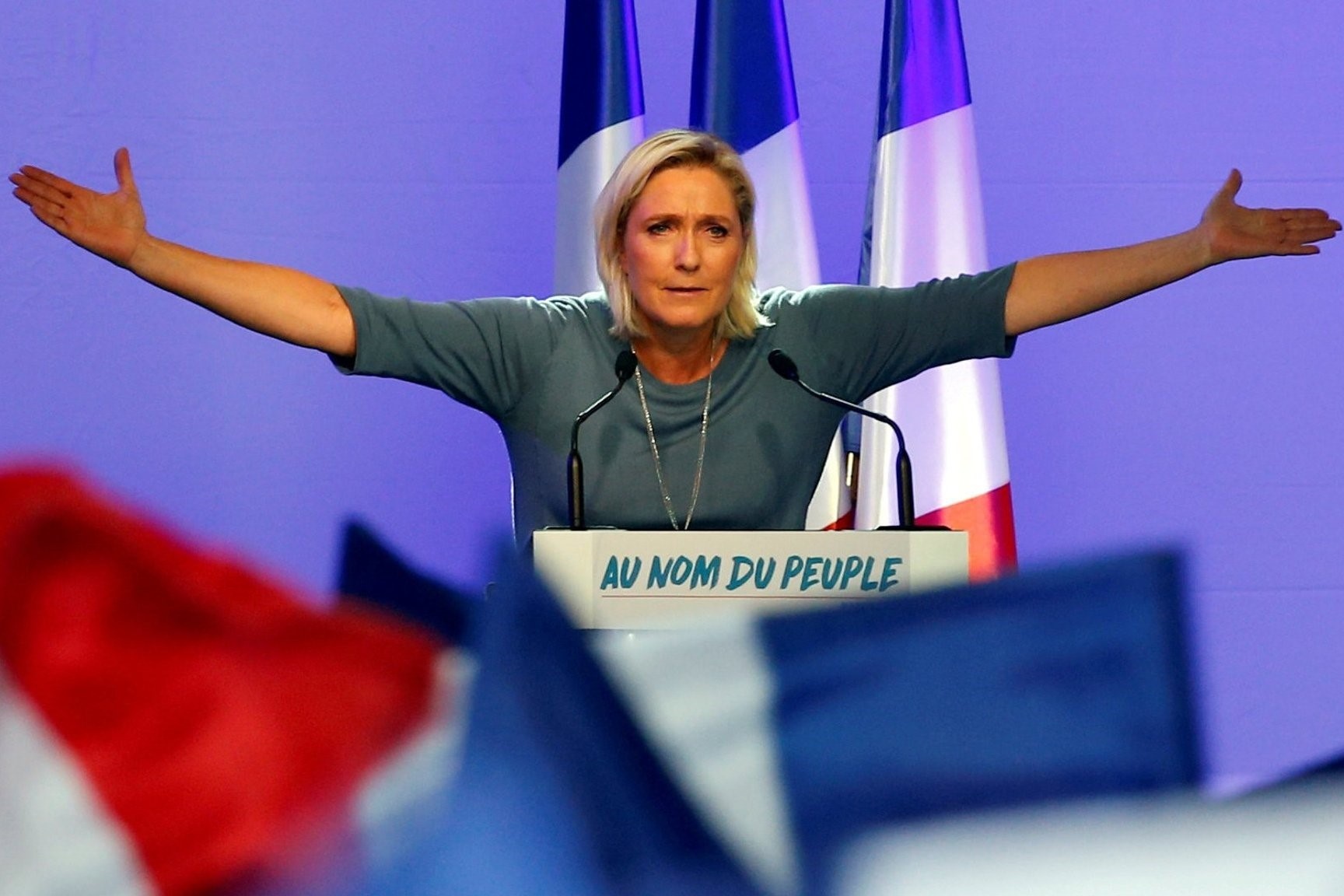 'Con song than' cuc huu lam chan dong nuoc Phap hinh anh