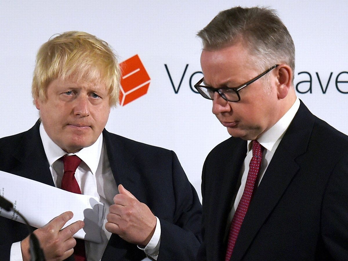 Nhieu bo truong tu chuc, dong minh than can yeu cau ong Johnson ra di hinh anh