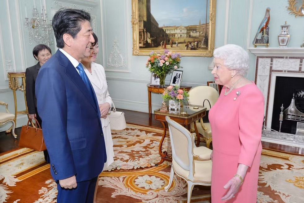 Nu hoang Anh len tieng ve vu ong Abe bi am sat hinh anh