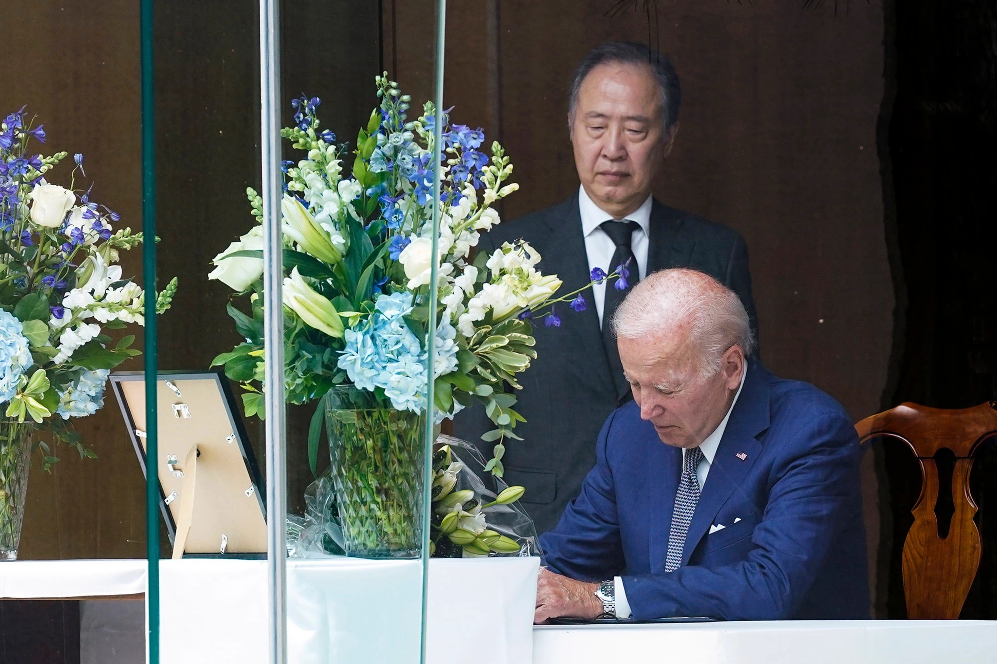 Tong thong Biden chia buon voi bi kich cua nuoc Nhat hinh anh