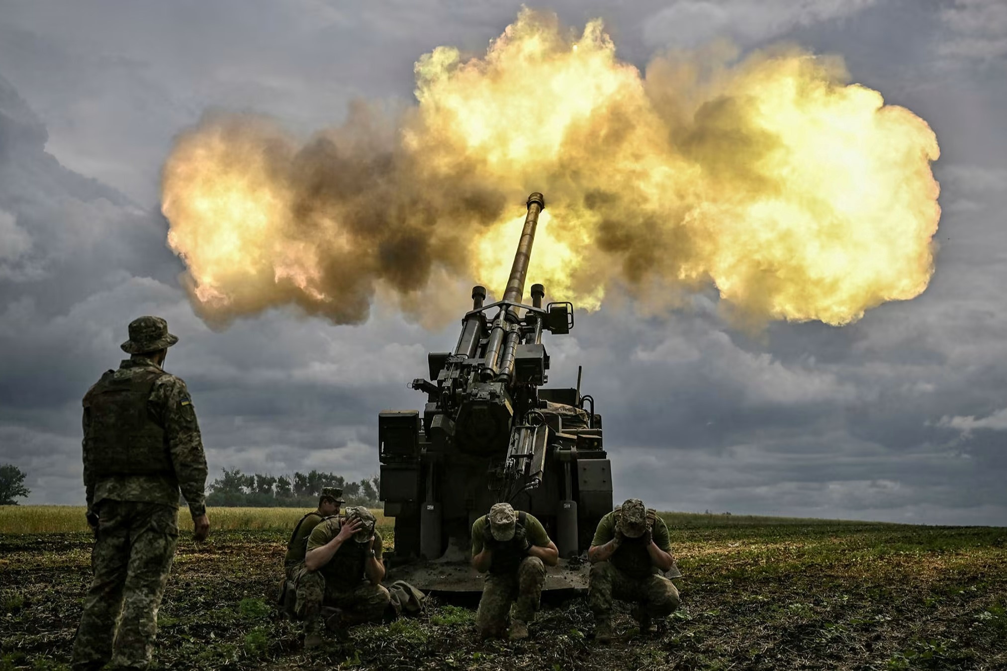 Phuong Tay sap can vu khi vien tro Ukraine hinh anh