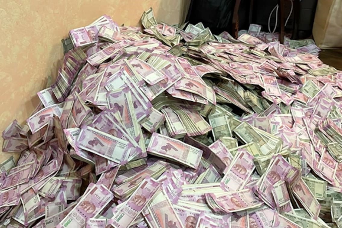 Canh sat phat hien 'nui tien' trong nha quan chuc An Do hinh anh