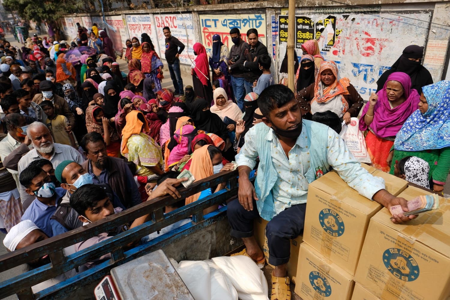 Khung hoang chua tung co chuc cho Bangladesh hinh anh