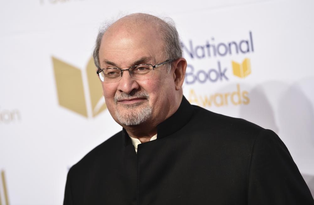 Nha van Salman Rushdie nga guc sau khi bi dam hinh anh