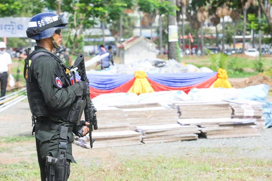 Campuchia kiem tra nguoi nuoc ngoai tren ca nuoc hinh anh