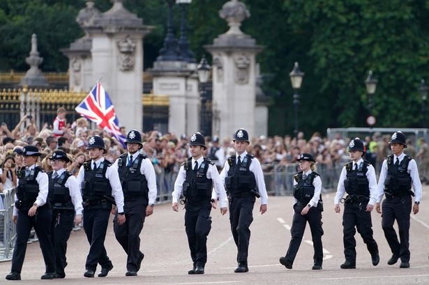 Hang nghin canh sat bao ve le tang Nu hoang Elizabeth II hinh anh