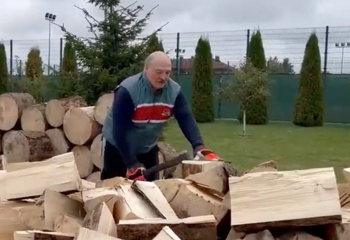 Tong thong Belarus bo cui de cuu chau Au 'khoi chet ret' hinh anh