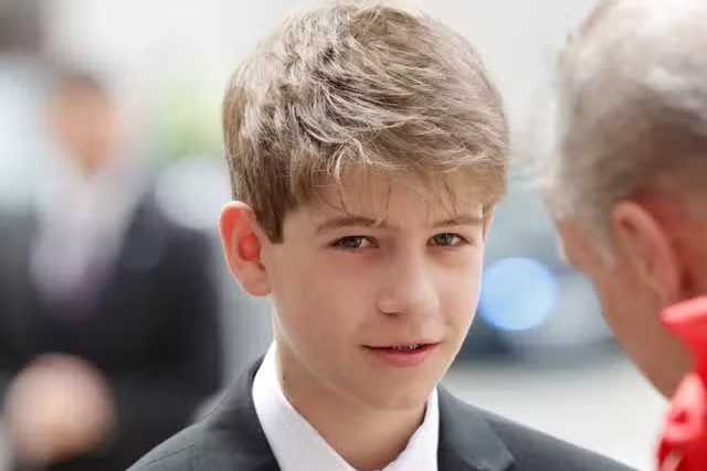 Chau noi 14 tuoi gay chu y trong le canh thuc Nu hoang Elizabeth II hinh anh