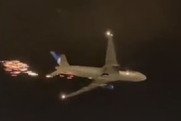 Tia lua ban ra tu may bay My khi vua cat canh hinh anh