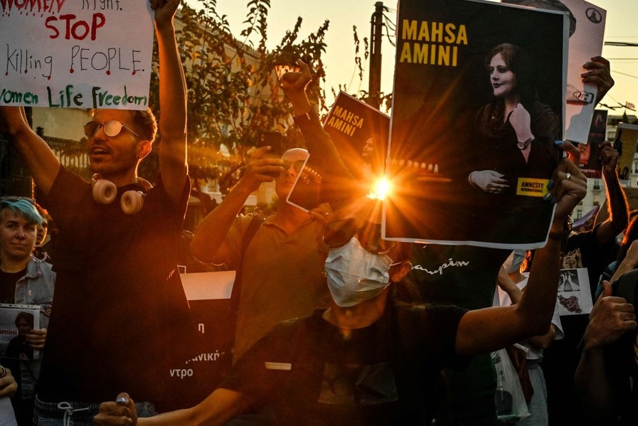 Dai su quan Iran o Hy Lap bi nem bom xang hinh anh