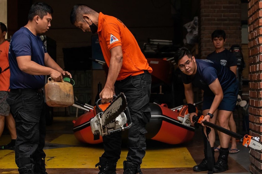 Philippines bao dong khan cap vi sieu bao Noru hinh anh