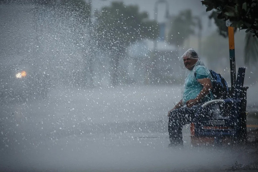 Bao Ian gay gio manh 250 km/h, chuan bi do bo Florida hinh anh