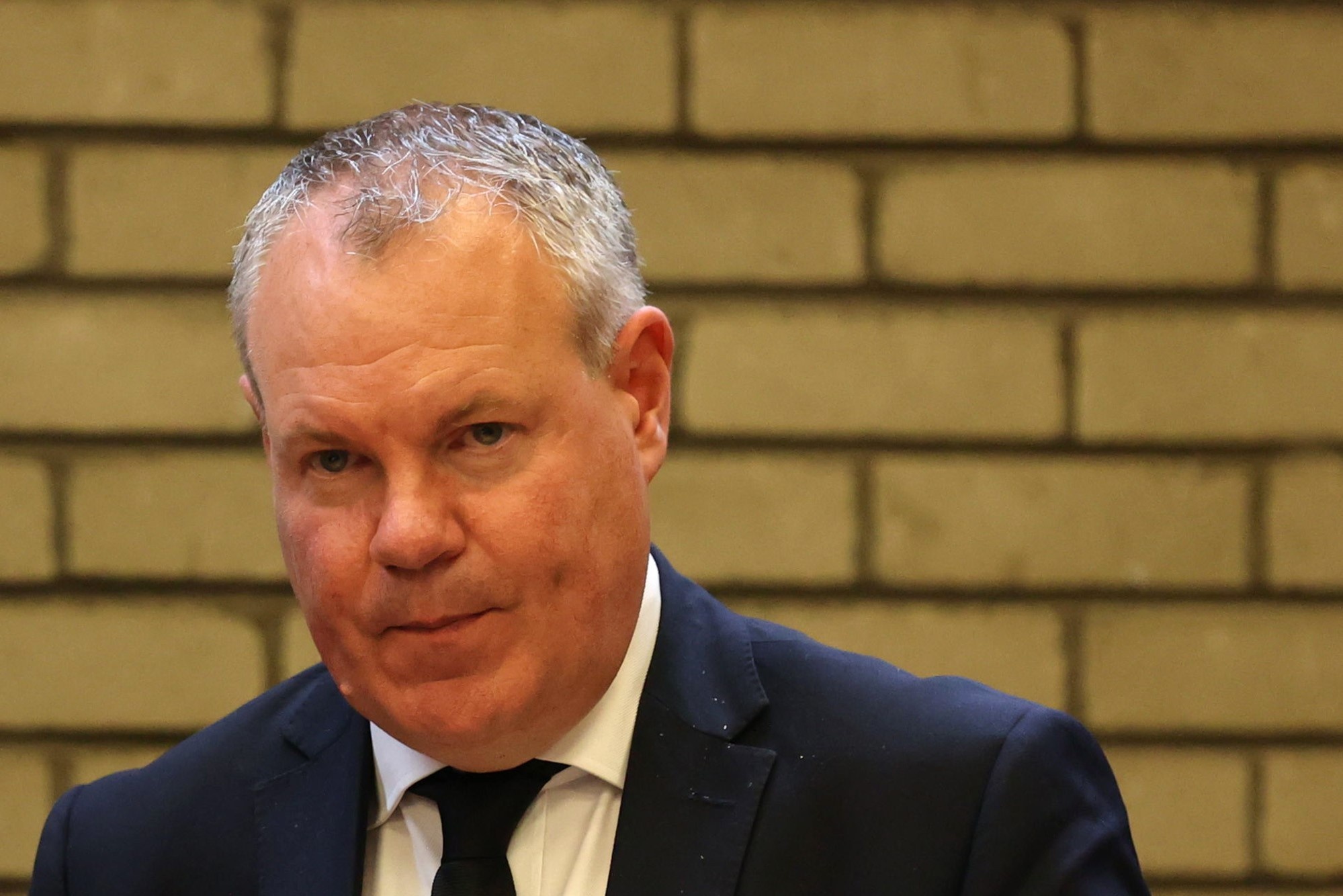 Bo truong Anh bi sa thai vi cham dui nam thanh nien trong quan bar hinh anh