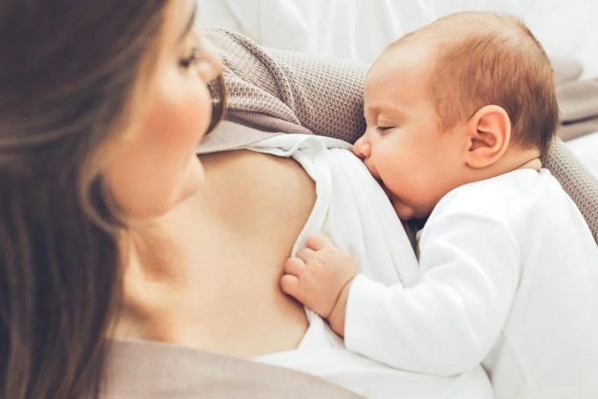 Lan dau phat hien hat vi nhua trong sua me hinh anh