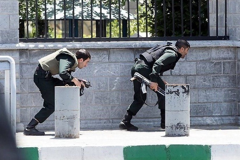 Xa sung vao dam dong dang cau nguyen o Iran, 15 nguoi chet hinh anh