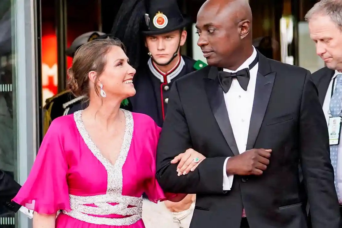 Cong chua Na Uy tu bo nghia vu hoang gia de theo hon phu hinh anh