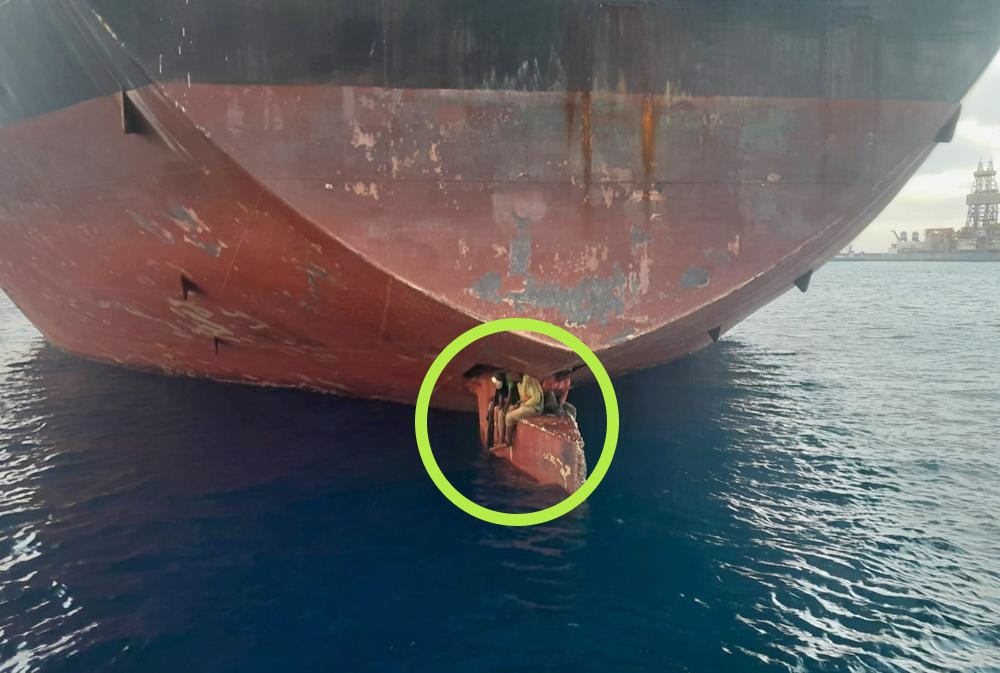 3 nguoi tron duoi banh lai tau cho dau xin ti nan o Tay Ban Nha hinh anh