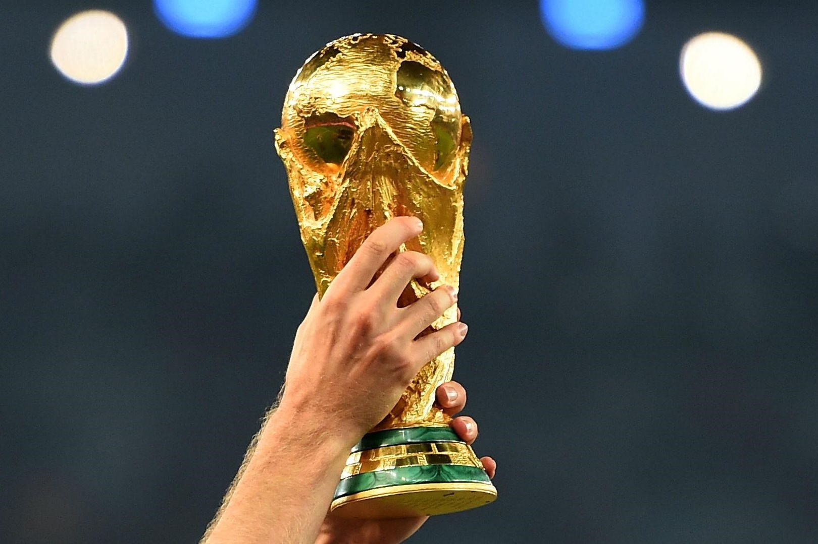 Phan chim noi cua chiec cup vang World Cup hinh anh