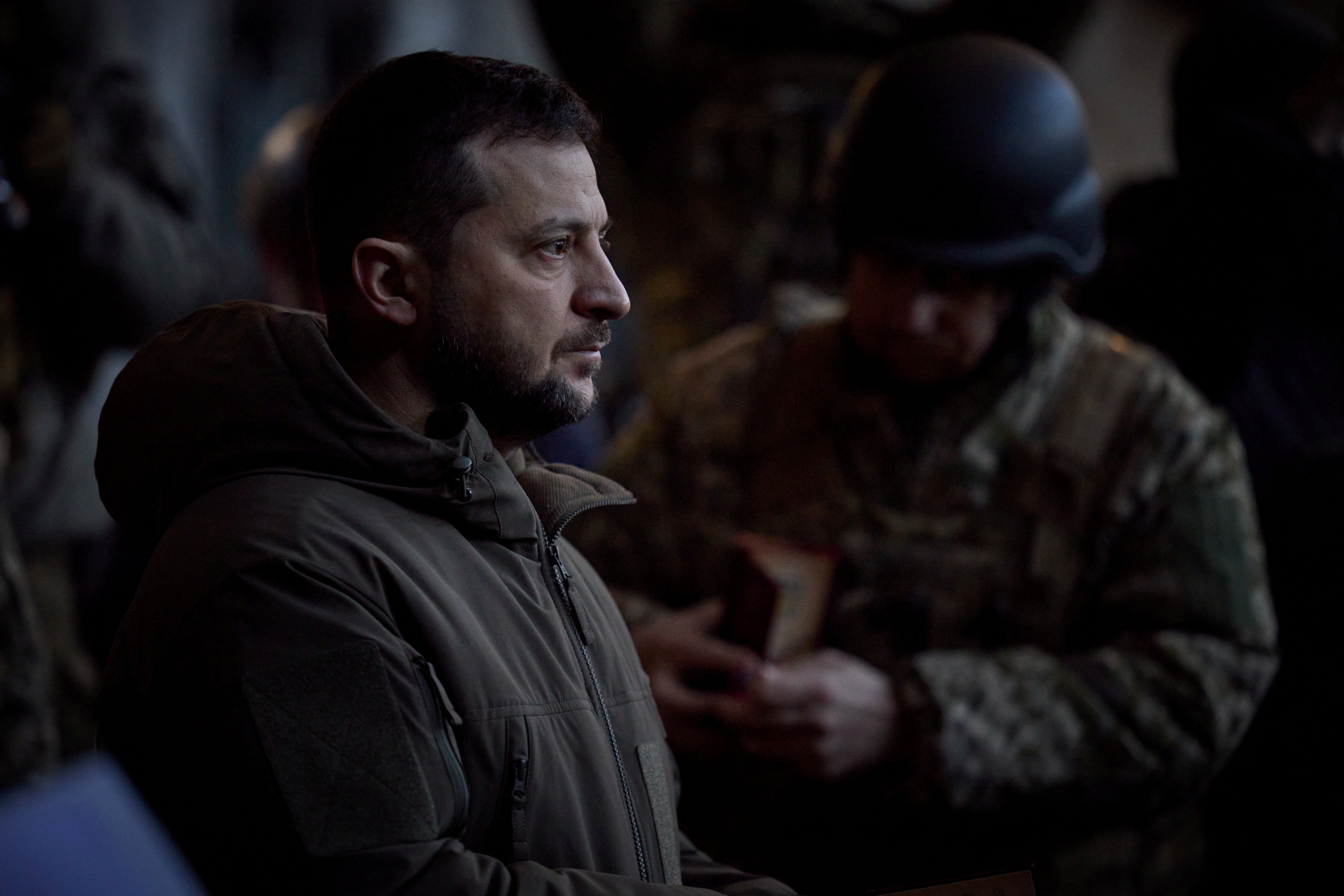 Tong thong Zelensky toi Bakhmut hinh anh