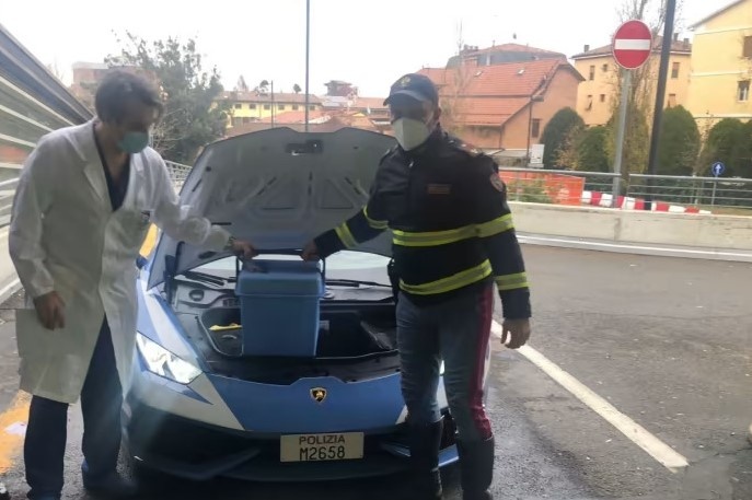 Canh sat Italy dung sieu xe Lamborghini chuyen noi tang hinh anh