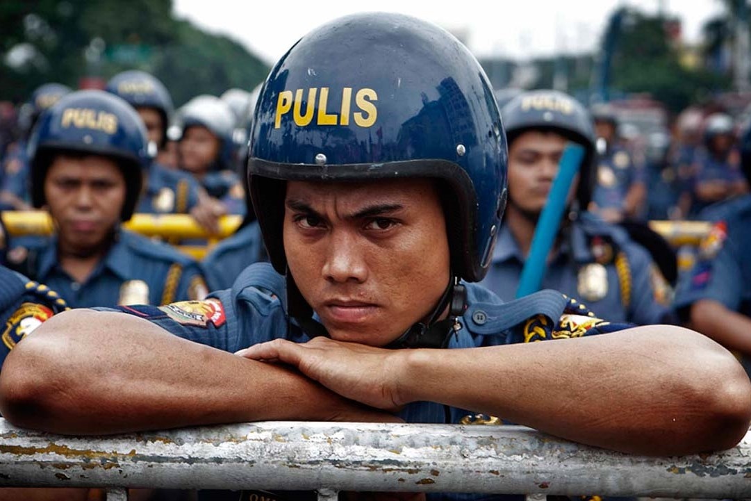 Ly do hang tram si quan canh sat Philippines bi doi tu chuc hinh anh