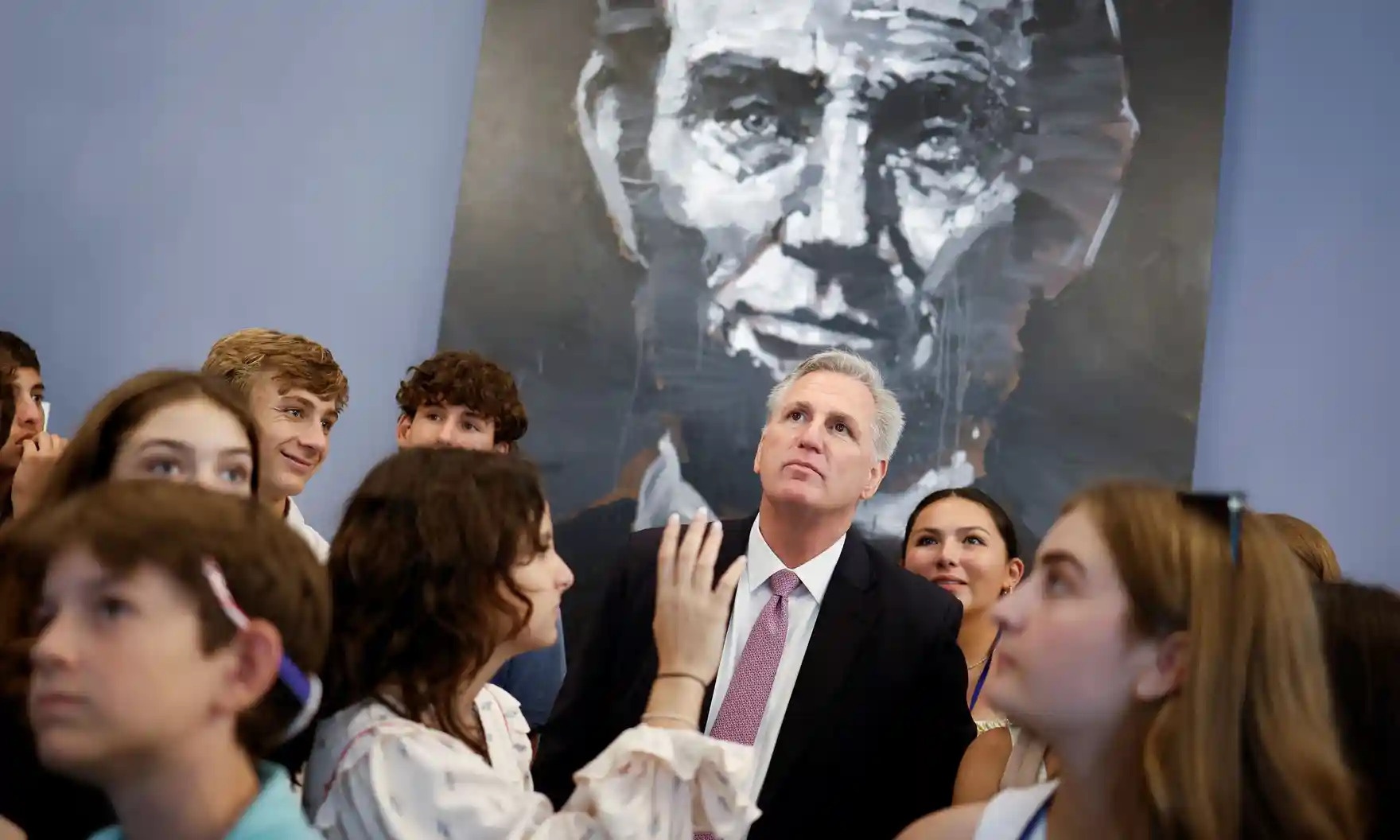 chu tich ha vien anh 1