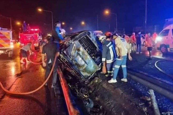 11 nguoi chet chay trong xe khach dem giao thua o Thai Lan hinh anh