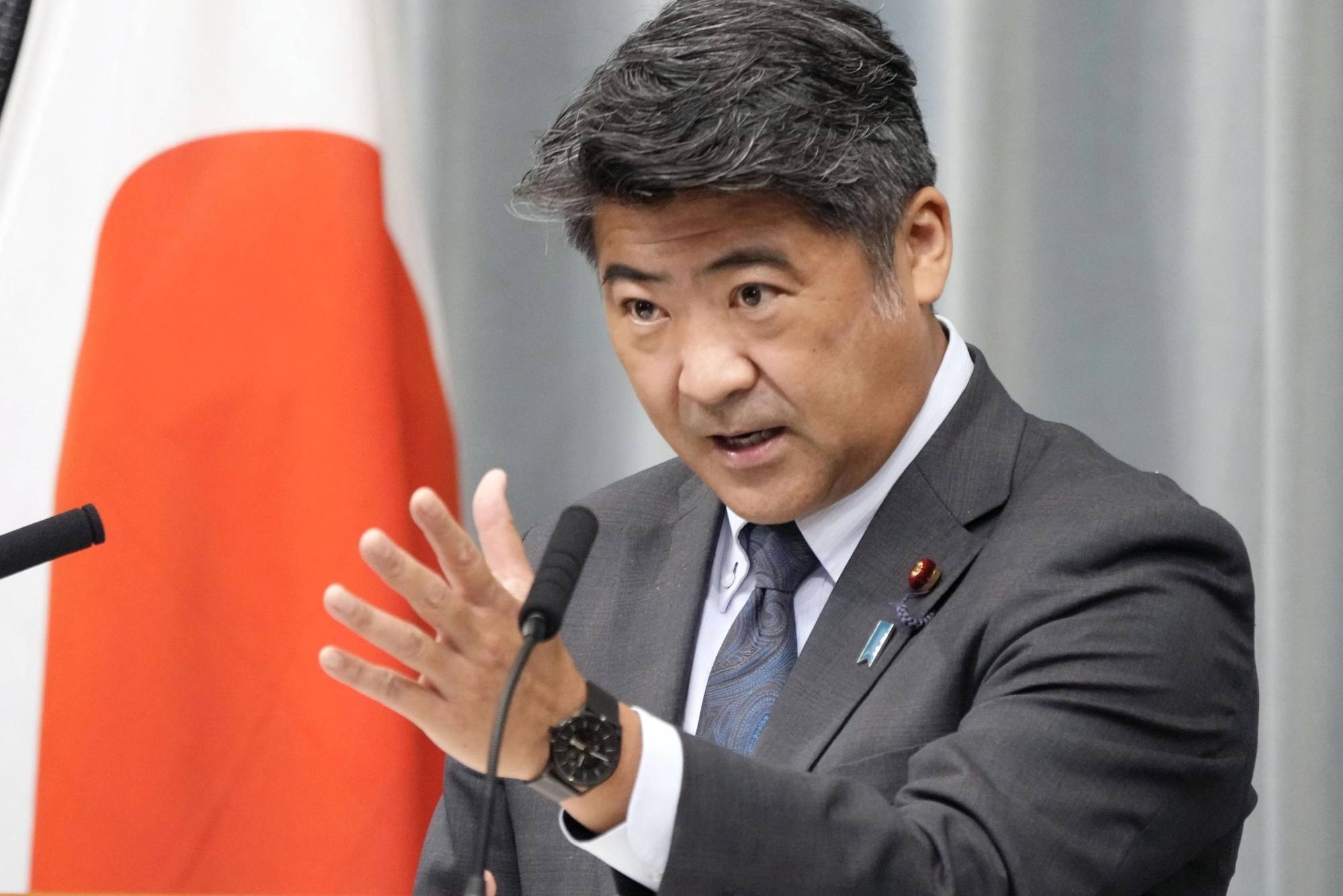 Co van thu tuong Nhat bi me mang sau buc anh gay day song du luan hinh anh