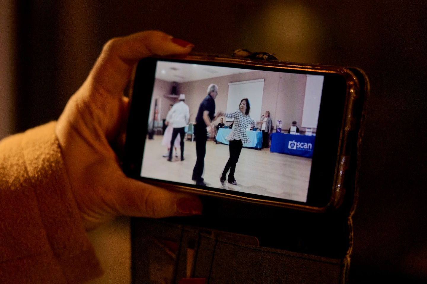 Lay than che dan cho ban nhay trong vu xa sung o California hinh anh